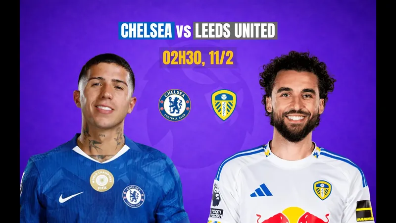 Cầu thủ Chelsea và Leeds United tranh chấp bóng trên sân cỏ