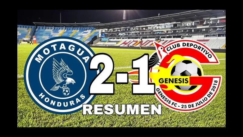 Cầu thủ Genesis và Motagua tranh chấp quả bóng trên sân cỏ Cầu thủ Genesis và Motagua tranh chấp quả bóng trên sân cỏ
